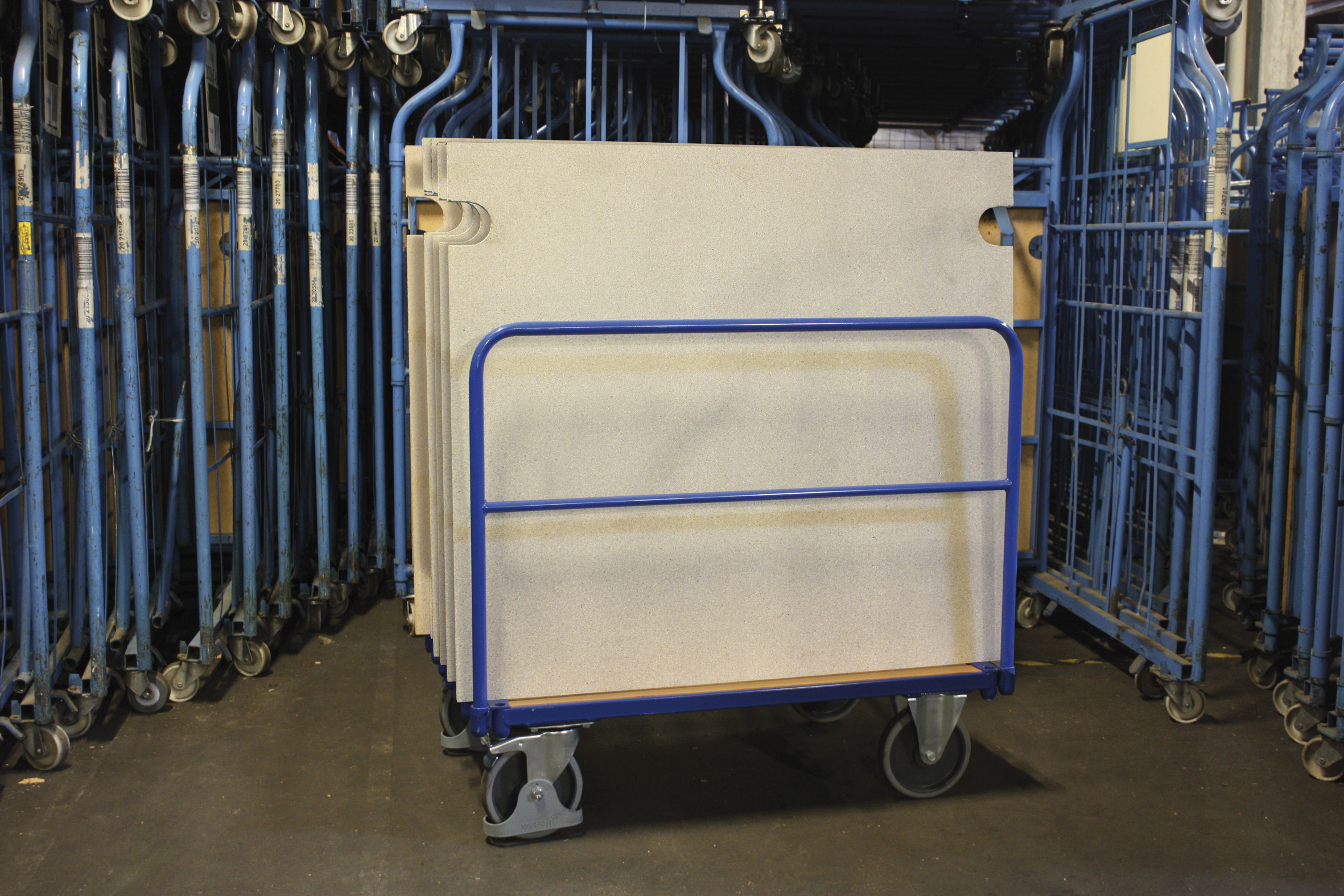 Modularer Rohrbügelwagen 1070 × 700 mm mit 2 Rohrbügeln, 500 kg Traglast, RAL 5010, ideal für Lager & Werkstatt