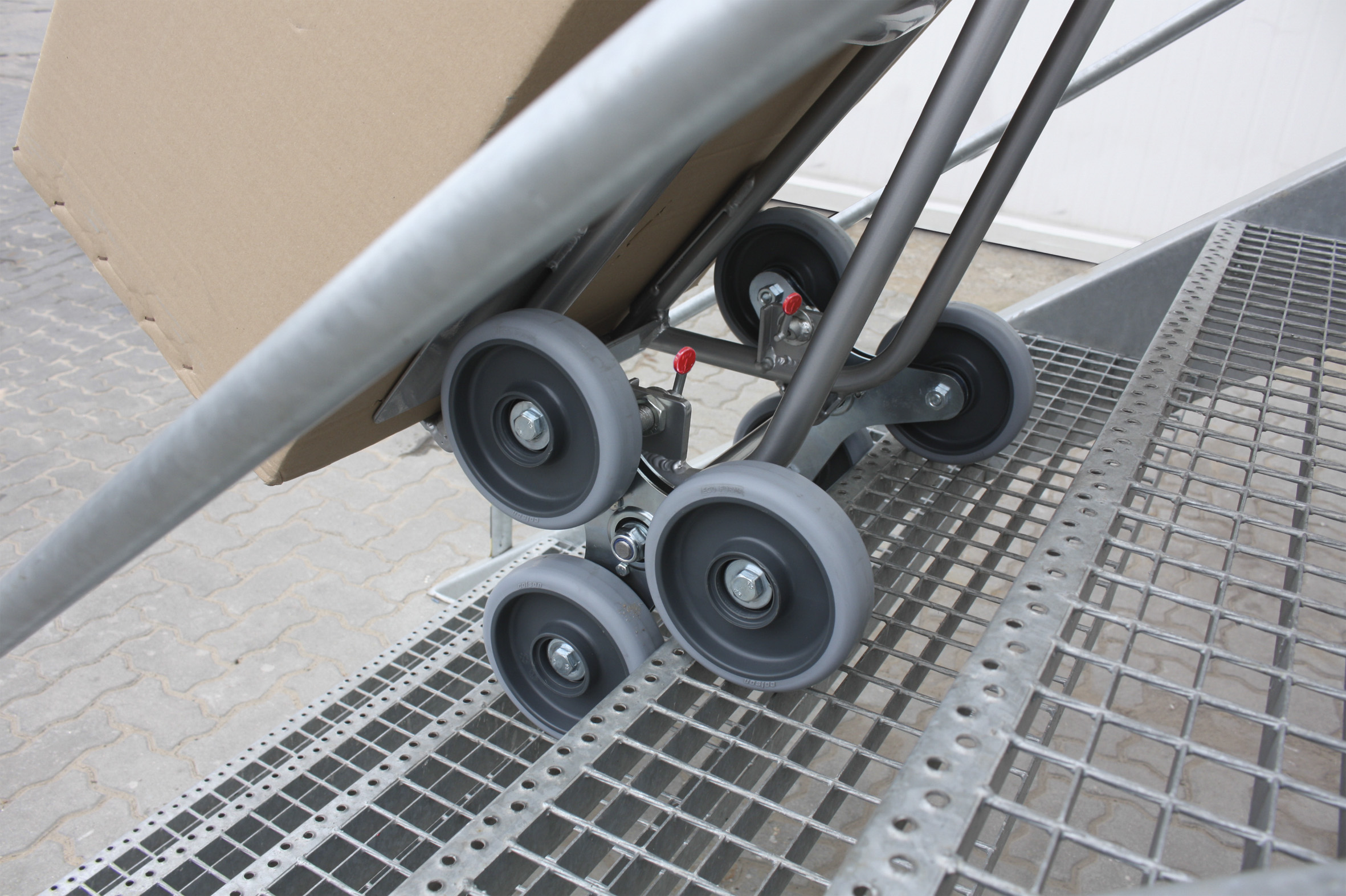 Leichte Aluminium-Treppenkarre 610 × 630 × 1310 mm mit dreiarmigen Radsternen, Radsatz aus TPE