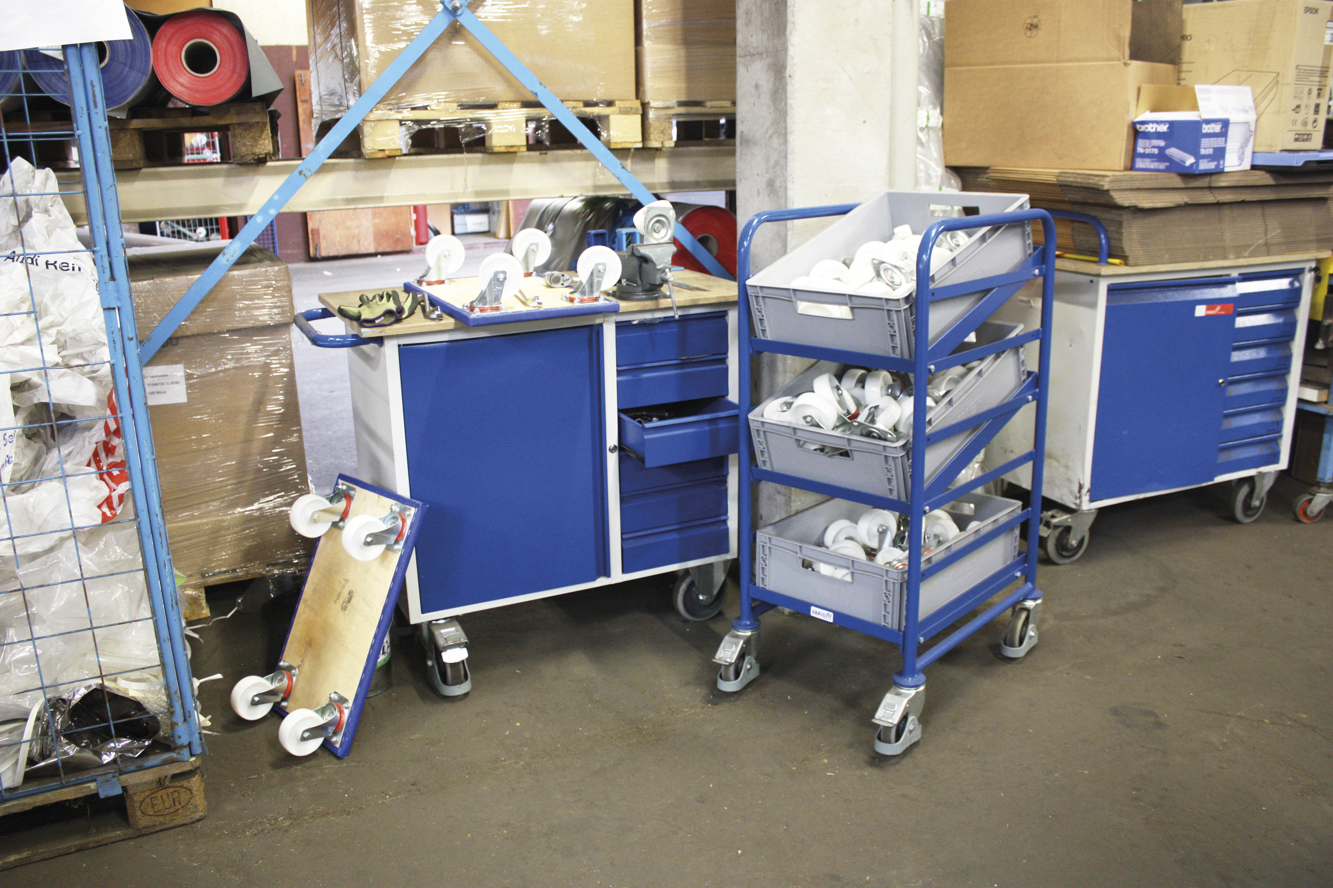 Kompakter Eurokastenwagen mit 3 Kisten 520 × 665 × 1160 mm, RAL 5010, 200 kg Traglast