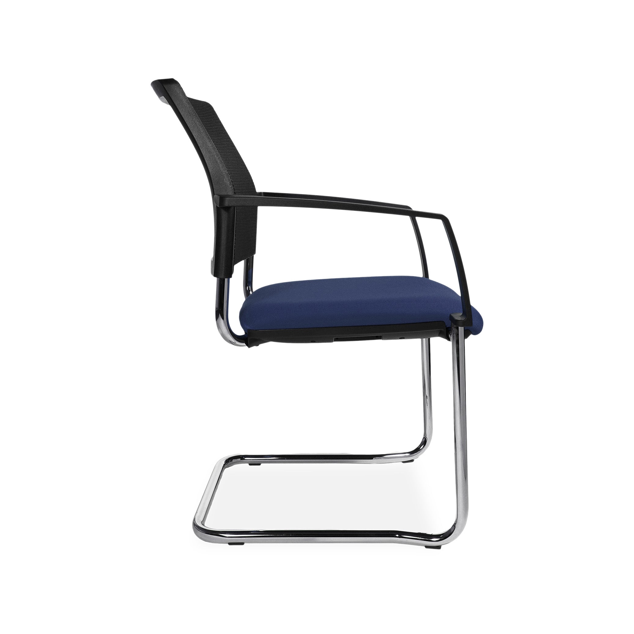 Freischwinger BTOB 20 mit Netzrücken und Chromgestell – stapelbar bis 6 – für Konferenz & Empfang – Blaues Polster – frisch & professionell