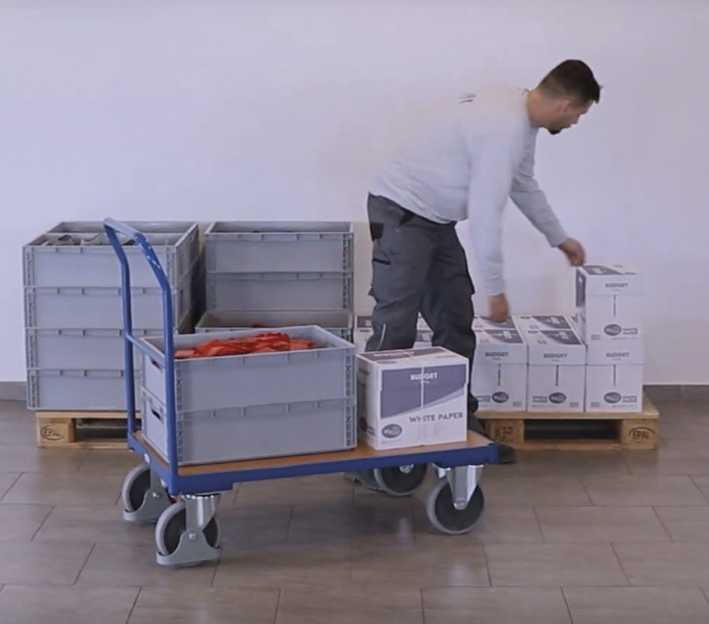 Großzügiger Schiebebügelwagen 1230 x 800 mm mit Holzladefläche, 500 kg Traglast, RAL 7016, ideal für Werkstatt & Lager