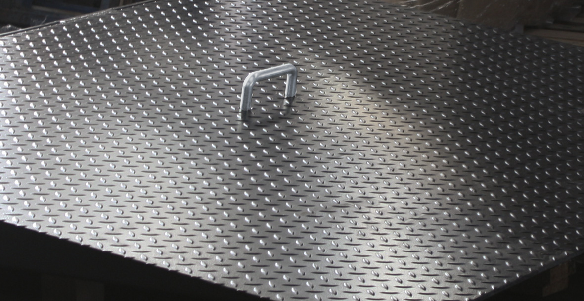 Robuste Auffahrrampe aus Stahl mit beweglicher Lippe, 2000 × 1815 mm, 7500 kg Traglast